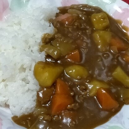 amnos73さん♪こんばんは☆夕食にカレー作りましたよ～♡ローリエ入れると香りが良くて大好きです♪♪
隠し味のウスターソース＊なるほど((pq•ᴗ• )♬☆♡